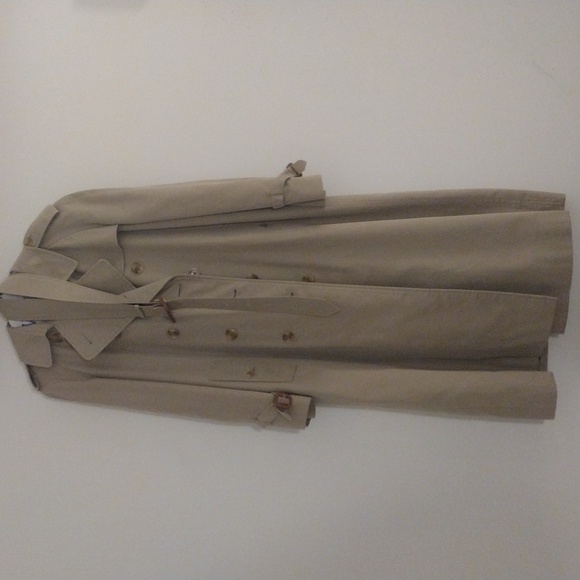 Burberry Trench Coat with Removable Wool Lining - Picture 15 of 16